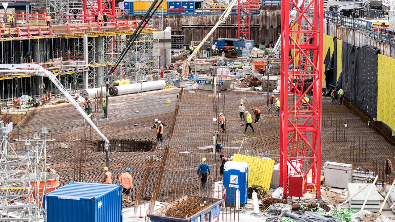 portfolio-06 A bustling construction site in Hamburg with workers and equipment actively engaged in building tasks.